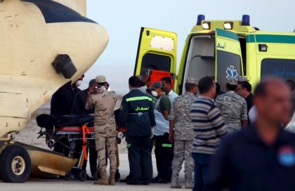 An Egyptian soldier and rescue crew transfer the body of a victim of a plane crash, from a civil police helicopter to an ambulance at Kabrit airport in Suez, east of Cairo, Egypt, October 31, 2015. REUTERS/Stringer