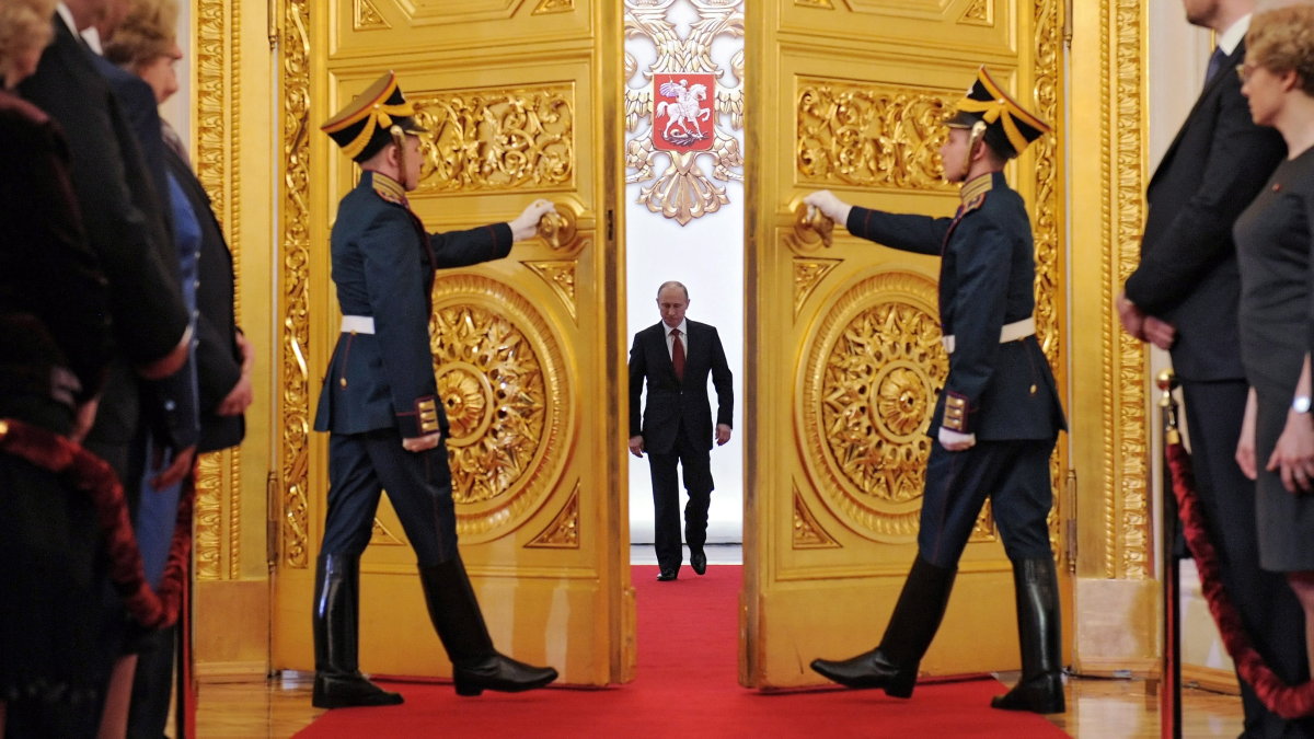 epa03209832 Honor guards open doors for arriving President-elect Vladimir Putin for his inauguration in the Grand Kremlin Palace in Moscow, Russia, 07 May 2012. Vladimir Putin took the oath of office for a third term as Russia's President, saying he considers 'service to the fatherland and our nation to be the meaning of my life'. EPA/ALEXEY DRUGINYN / RIA NOVOSTI / GOVERNMENT PRESS SERVICE POOL
